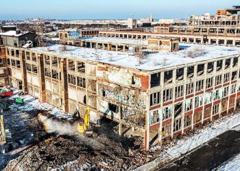 Triste vista atual da portentosa fábrica (Foto: autonews.com)