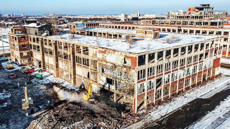 Triste vista atual da portentosa fábrica (Foto: autonews.com)