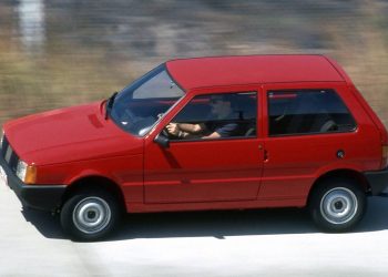 Eu ao volante do Fiat Uno Mille em 1990 (Foto: Cláudio Larangeira/Quatro Rodas)