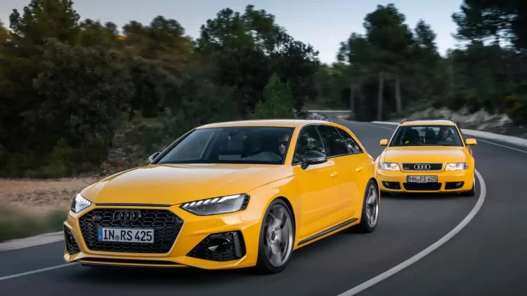 As duas A4 Avant, a primeira acompanhando a atual (Fotos: Divulgação Audi/netcarshow.com