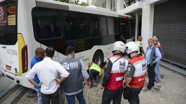 Ônibus invade calçada e causa acidente no centro do Rio de Janeiro (Foto: agenciabrasil.ebc.com.br)
