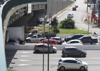 Av. dos Bandeirantes, São Paulo, limite era 6o km/h mas administração Haddad reduziu para 50 km/h (Foto: agora.folha.uol.com.br)
