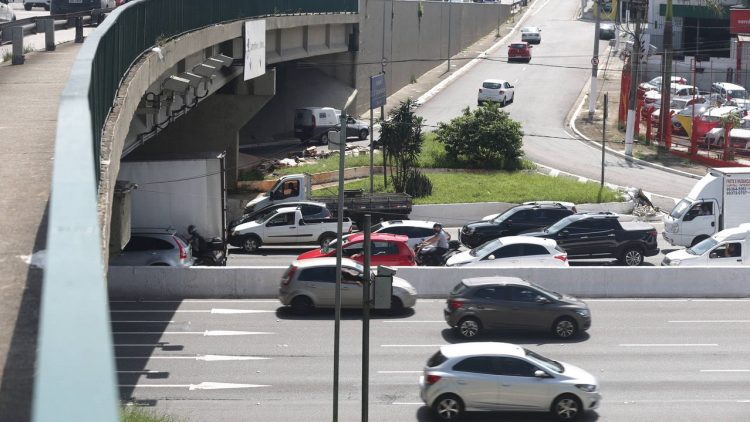 Av. dos Bandeirantes, São Paulo, limite era 6o km/h mas administração Haddad reduziu para 50 km/h (Foto: agora.folha.uol.com.br)