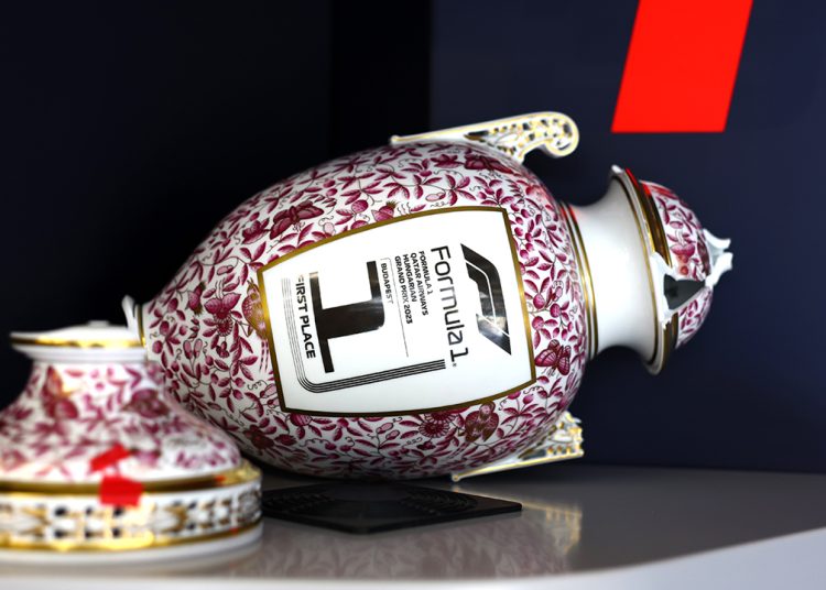 Belo troféu de porcelana de Verstappen, quebrado (Foto: Red Bull)