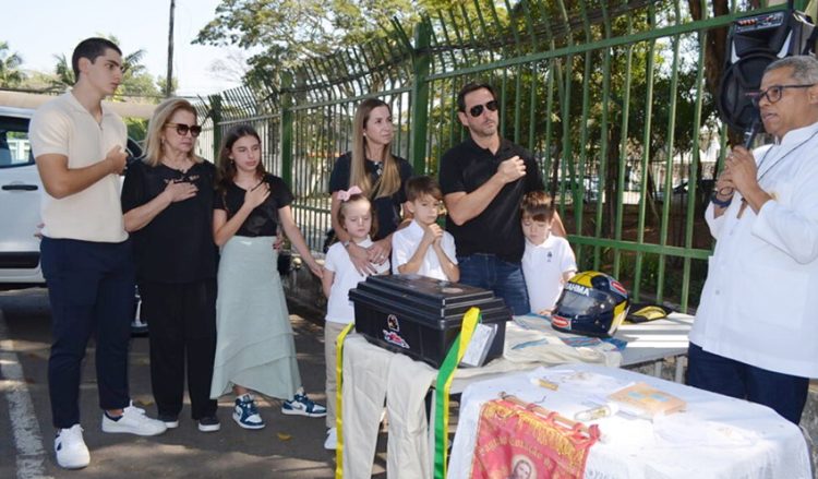 Elda e os filhos Rodrigo e Patrícia (esq.) e os filhos deles. Junto à urna funerária, o macacão e capacete do piloto (Foto: Ricardo Caruso Jr.)