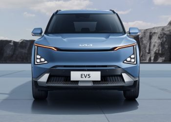 Diferente, o visual frontal do Kia EV-5 é como a "iluminação de um mapa estelar" (Foto: divulgação Kia)