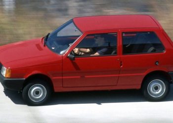 Eu ao volante do Uno, provavelmente em 1990 (Foto: Cláudio Larangeira/Quatro Rodas)