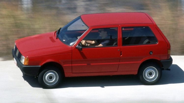 Eu ao volante do Uno, provavelmente em 1990 (Foto: Cláudio Larangeira/Quatro Rodas)