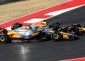 Verstappen tenta ultrapassar Norris e ambos acabam saindo da pista (foto: Red Bull)