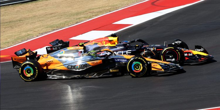 Verstappen tenta ultrapassar Norris e ambos acabam saindo da pista (foto: Red Bull)