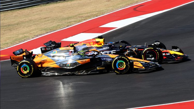 Verstappen tenta ultrapassar Norris e ambos acabam saindo da pista (foto: Red Bull)