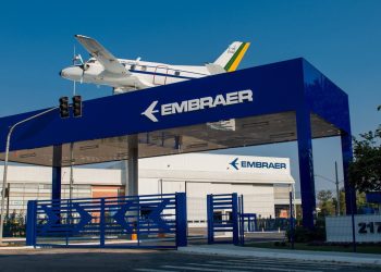 Portão de entrada da Embraer com o primeiro avião, o EMB-110 Bandeirante (Foto: Divulgação Embraer)