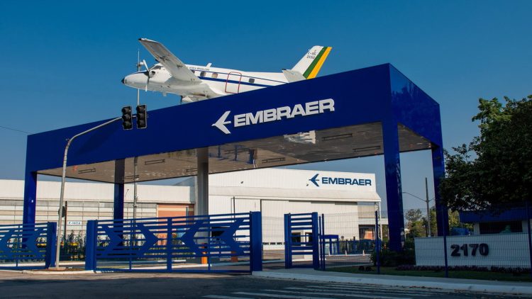 Portão de entrada da Embraer com o primeiro avião, o EMB-110 Bandeirante (Foto: Divulgação Embraer)