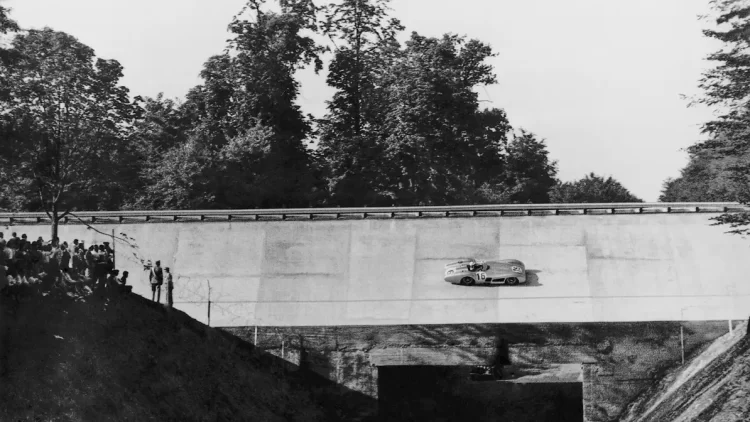 Chassi número 00009-54 em sua configuração aerodinâmica, com Stirling Moss ao volante, no circuito inclinado de Monza durante o Grande Prêmio da Itália de 1955 (foto: divulgação Mercedes-Bens)