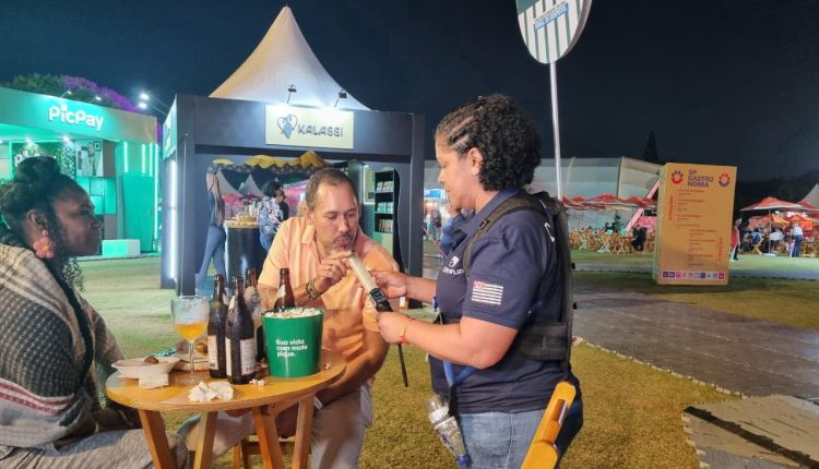 Policial faz teste com etilômetro num frequentador do SP Gastronomia 2024 (Foto: Divulgação Detran-SP)