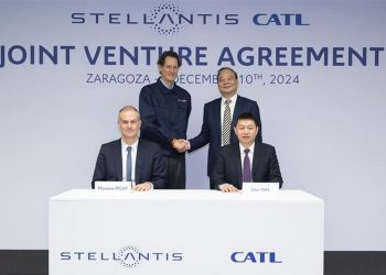 John Elkann, presidente da Stellantis e Robin Zeng, presidente da CATL, apertam as mãos durante o evento que oficializou a construção de uma nova fábrica de baterias de fosfato de ferro e lítio (LFP) no complexo da Stellantis em Zaragoza, Espanha (Foto: Divulgação Stellantis)