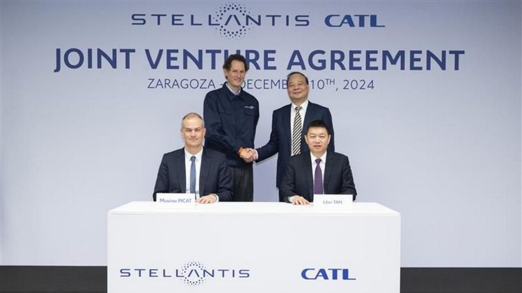 John Elkann, presidente da Stellantis e Robin Zeng, presidente da CATL, apertam as mãos durante o evento que oficializou a construção de uma nova fábrica de baterias de fosfato de ferro e lítio (LFP) no complexo da Stellantis em Zaragoza, Espanha (Foto: Divulgação Stellantis)