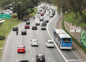 Foto: Com faixas de largura regulamentar, motos podem passar entre os carros com total segurança (Foto; diariodotransporte.com.br)