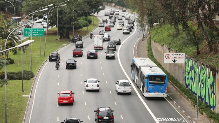 Foto: Com faixas de largura regulamentar, motos podem passar entre os carros com total segurança (Foto; diariodotransporte.com.br)