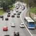 Foto: Com faixas de largura regulamentar, motos podem passar entre os carros com total segurança (Foto; diariodotransporte.com.br)