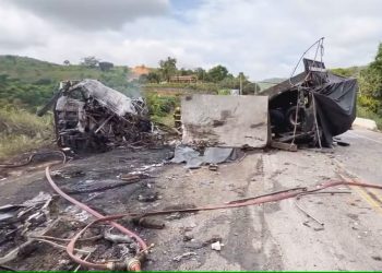 Vê-se o bloco de granito caído de uma carreta (Foto: g1.globo.com)