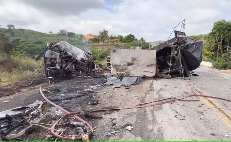 Vê-se o bloco de granito caído de uma carreta (Foto: g1.globo.com)