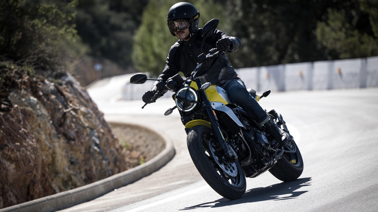 PILOTANDO A DUCATI SCRAMBLER