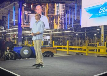 Doug  Field, novo diretor de veíiculos elétricos, na apesentação da nova linha de montagem (Foto: Ford)