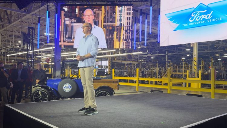 Doug Field, novo diretor de veíiculos elétricos, na apesentação da nova linha de montagem (Foto: Ford)