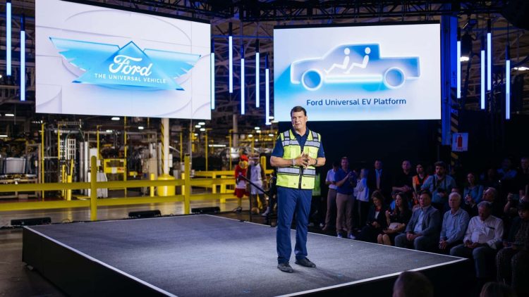 Jim Farley, executivo-chefe da Ford, durante a apresentação (Foto e imagens: Divulgação Ford)