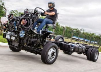 Chassi rodando na estrada (Foto: quatrorodas.abril.com.br)