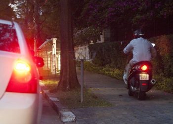 Moto na calçada Foto: UOL)