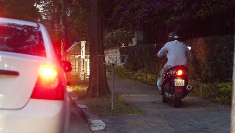 Moto na calçada Foto: UOL)
