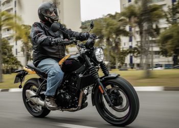 A Royal Enfield Guerrilla 450 tem como virtude a versatilidade, nas ruas ou na estrada (Foto: divulgação Royal Enfield)