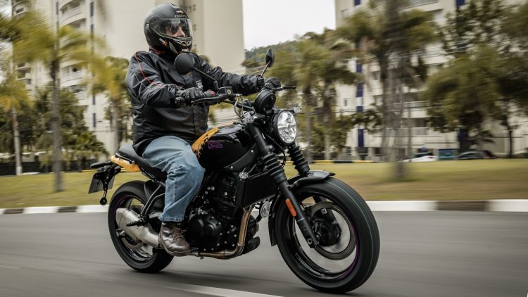 A Royal Enfield Guerrilla 450 tem como virtude a versatilidade, nas ruas ou na estrada (Foto: divulgação Royal Enfield)