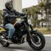 A Royal Enfield Guerrilla 450 tem como virtude a versatilidade, nas ruas ou na estrada (Foto: divulgação Royal Enfield)