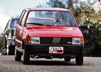 Eu ao volante do Fiat Uno Mille em 1990 (Foto: Cláudio Larangeira/Quatro Rodas)