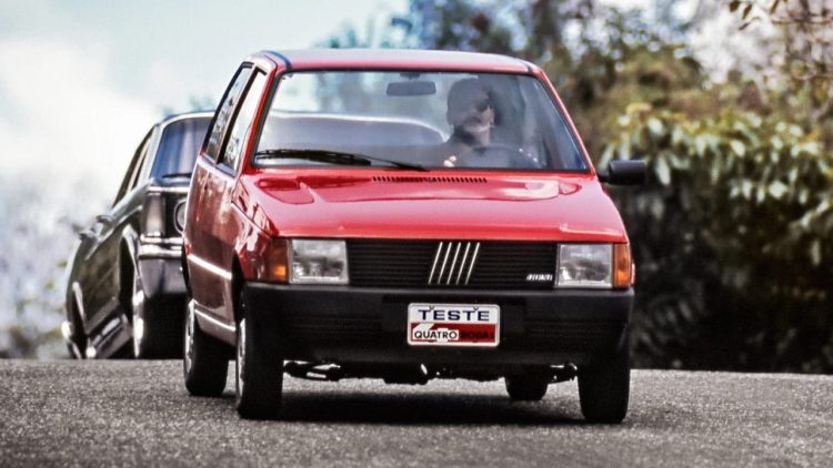 Eu ao volante do Fiat Uno Mille em 1990 (Foto: Cláudio Larangeira/Quatro Rodas)
