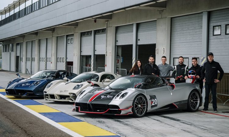 Matteo Bolondi, o segundo da direita para a esquerda, durante evento interno da Pagani. (Foto: Divulgação/Pagani)