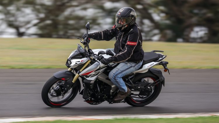 A nova Bajaj Dominar NS 400Z tem apelo mais esportivo do que a Dominar 400 (Foto: divulgação Bajaj)