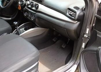 Carro de autoescola con dupulo xommsndo de pedais (Foto: YouTube)