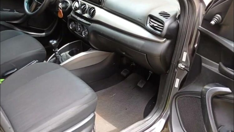 Carro de autoescola con dupulo xommsndo de pedais (Foto: YouTube)