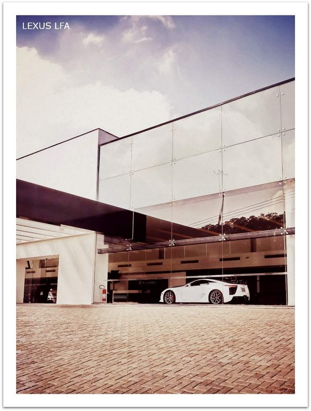 O LFA, sozinho e tristonho, na concessionária Lexus