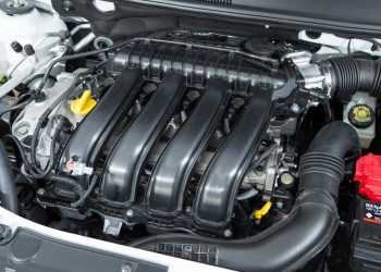 Motor do Renault Sandero R.S. no seu cofre (Foto: quatrorodas.abril.com.br)