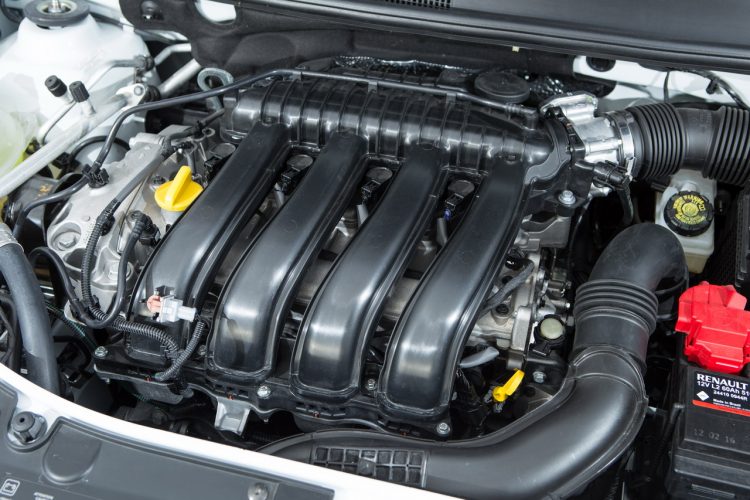Motor do Renault Sandero R.S. no seu cofre (Foto: quatrorodas.abril.com.br)