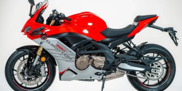 A nova motocicleta de origem chinesa tem motor de quatro cilindros (Foto: divulgação Shineray)