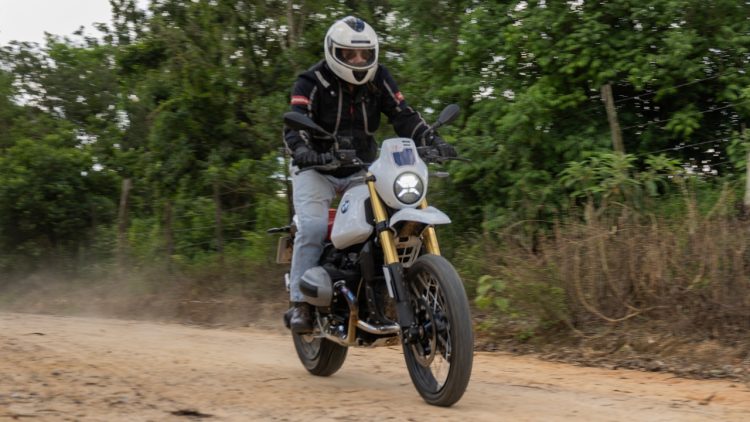Sem pneus próprios para a terra e sem ajustes pontuais, para o meu gosto a BMW R 12 G/S foi melhor no asfalto do que fora dele (Foto: divulgação BMW)