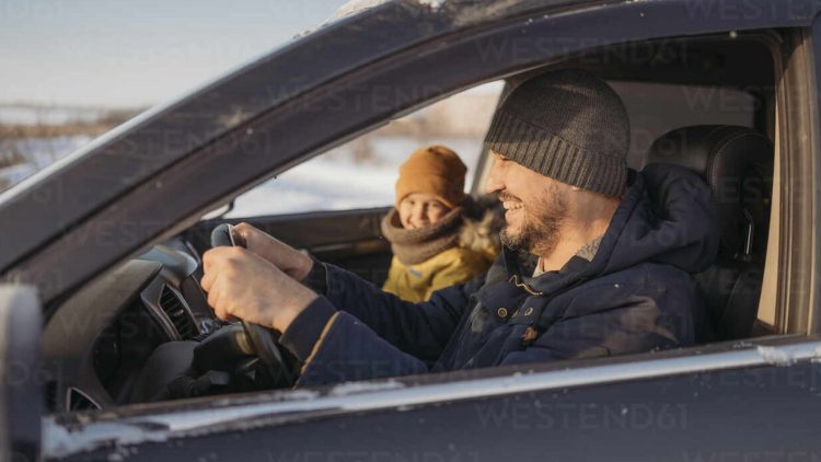 Pai e fflho viajando (foto: westend61.de