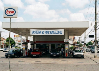 Posto informando ter gasolina 95 RON sem álcool (imagem criada pelo autor com I.A.)