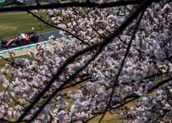 Cerejeira em flot e um Ferrari passsndo (Foto: FIA)